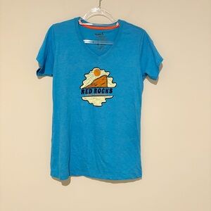 Kastlfel Red Rocks park amphitheater Colorado v neck t shirt‎ blue size medium